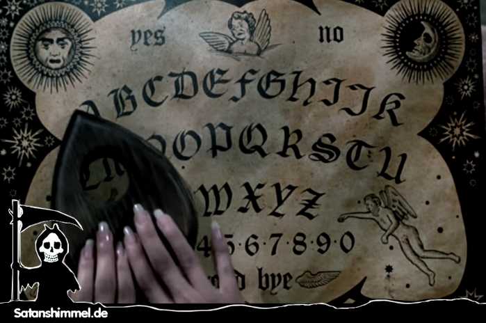 Ouija-Bett, um herauszufinden, ob es spukt und ein Geist im Haus ist