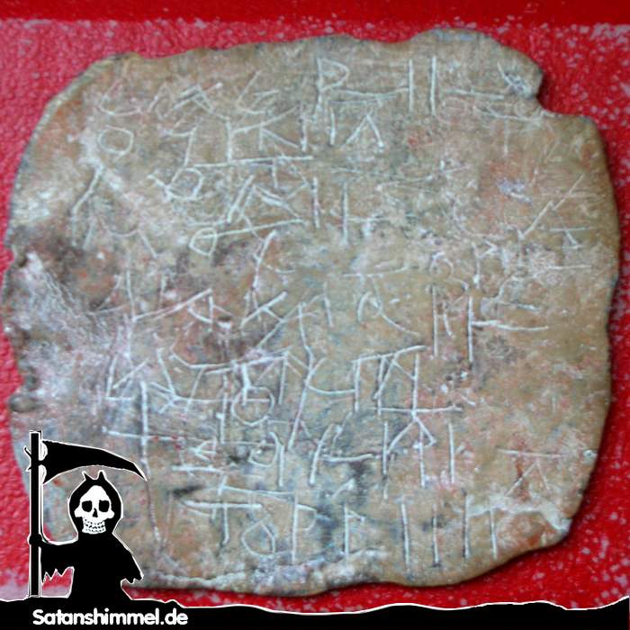 Voodoo-Fluchtafel, die in Eyguieres gefunden wurde (Bouches-du-Rhône) aus Blei mit geheimen Zeichen. Fluchtafeln sind seit der Antike weit verbreitete Form des Schadenzaubers.