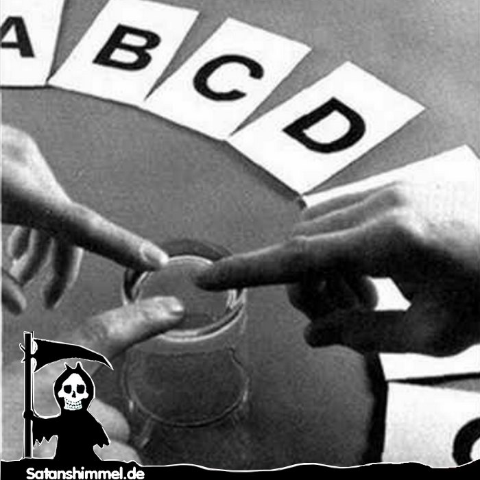 Eine bekannte Methode, um Kontakt mit der Geisterwelt oder einem Verstorbenen herzustellen, ist das Gläserrücken. Diese Methode funktioniert ähnlich wie das Ouija-Board. 
