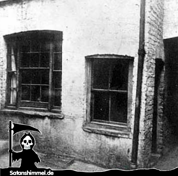 London. Nr. 13 Miller’s Court. Hier wurde 1888 die Leiche von Mary Jane Kelly (fünftes Opfer von Jack the Ripper) gefunden. Der Stadtteil wurde früher bezeichnet als "schreckliches schwarzes Labyrinth, stinkend von einem Ende bis zum anderen, es wimmelt dort von menschlichem Ungeziefer, deren Haupttätigkeit Raub und Überfall und deren Freizeitbeschäftigung Mord ist".