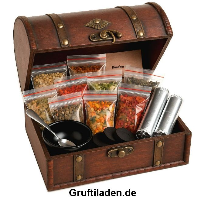 Eine Hexenkiste mit allen, was man zum Räuchern bei verschiedenen Ritualen benötigt, kann man bei Gruftiladen.de günstig kaufen. Diese enthält auch eine genaue Anleitung zum Räuchern mit Weihrauch und anderen Räucherharzen.